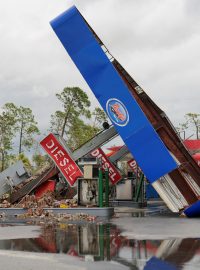 Hurikán Idalia převrátil i pumpu ve městě Perry na severu Floridy