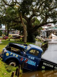 Sever amerického státu Florida zasáhl hurikán Idalia. Bouře poničila i město Horseshoe Beach