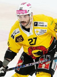Hokejový útočník Martin Frk v dresu švýcarského Bernu
