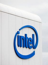 Podle názoru komise charakterizovaly zneužití dominantního postavení na trhu dva druhy chování společnosti Intel vůči jejím obchodním partnerům, a sice čistá omezení a podmíněné slevy
