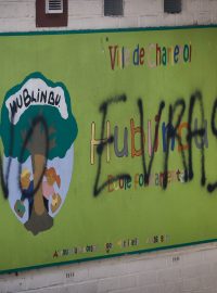 Školy a školky v Belgii se staly cílem vandalů a dokonce žhářů. Protestují proti zavedení nového předmětu nazvaného výchova k partnerskému, citovému a sexuálnímu životu (EVRAS)