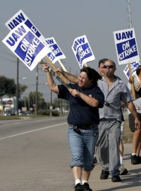 Část zaměstnanců tří automobilek v USA vstoupila do stávky za lepší mzdy