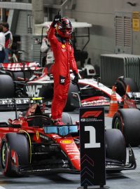 Carlos Sainz slaví výhru v kvalifikaci