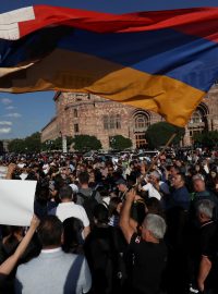 První potyčky mezi demonstranty a policisty podle RIA Novosti propukly u ruského velvyslanectví v Jerevanu