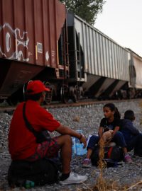 Migranti v blízkosti mexických nákladních vlaků