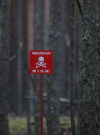 Značka nedaleko ukrajinsko-běloruských hranic varuje lidi před nebezpečím min