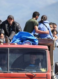 Uprchlíci z Náhorního Karabachu jedou v nákladním autě po příjezdu do pohraniční obce Kornidzor