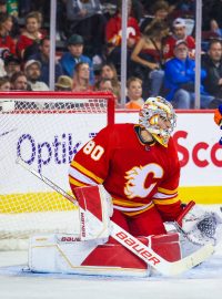 Brankář Calgary Flames Daniel Vladař v zápase proti Detroitu inkasoval šestkrát