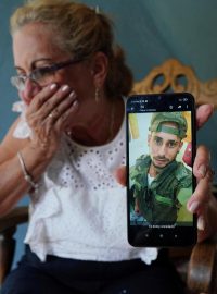 Paní Marilin ukazuje fotku svého syna Dannyse, který se přidal k ruským jednotkám