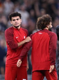 Luis Diaz, Mohamed Salah a Alisson Becker smutní po prohře Liverpoolu s Tottenhamem