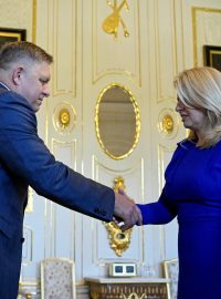 Slovenská prezidentka Zuzana Čaputová se setkává s Robertem Ficem, jehož strana SMER-SSD zvítězila v předčasných parlamentních volbách, aby mu předala politický mandát k zahájení jednání o sestavení nové vlády