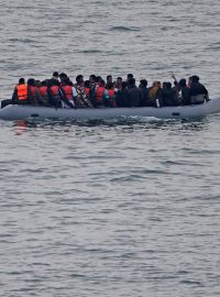 Migranti, kteří na gumovém člunu plují z Francie do Velké Británie skrze Lamanšský průliv