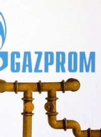 Model plynovodu a logo Gazpromu