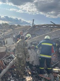 Záchranné práce na místě ruského vojenského úderu, uprostřed ruského útoku na Ukrajinu, ve vesnici Hroza v Charkovské oblasti