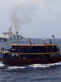 Filipínský zásobovací člun pluje v Jihočínském moři poblíž lodi čínské pobřežní stráže (archivní foto)