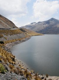 Přehrada Inkachaka v Bolívii u města La Paz