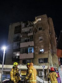 Hasiči u budovy zasažené rakotevým útokem v Tel Avivu