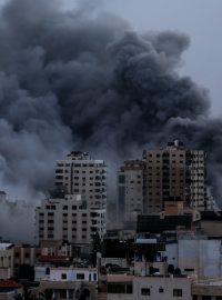 Kouř na městem Gaza (foto z 9. 10. 2023)