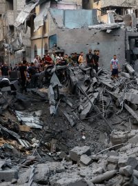 Palestinci si v Gaze prohlížejí škody po izraelských úderech, které následovaly po překvapivém útoku Hamásu