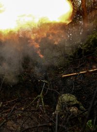 Ukrajinský voják ostřeluje ruské pozice na frontě v Doněcké oblasti