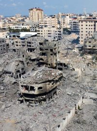 Pohled na domy a budovy zničené izraelskými údery ve městě Gaza