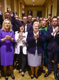 Členové strany Právo a spravedlnost (PiS) a jejich příznivci oslavují poté, co získali 36,8 procenta hlasů v polských parlamentních volbách 15. října 2023 v Krakově.
