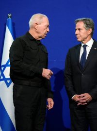 Americký ministr zahraničí Antony Blinken hovoří s izraelským ministrem obrany Yoavem Gallantem při krátkém prohlášení pro média na izraelském ministerstvu obrany Kirya v Tel Avivu