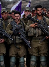 Izraelští vojáci poslouchají proslov ministra obrany, 19. října 2023