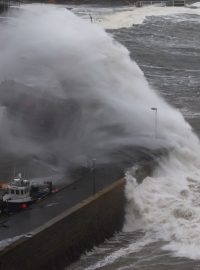 Druhá pojmenovaná bouře letošního podzimu přinesla do Skotska vítr o rychlosti přes 110 kilometrů za hodinu. Na pobřeží lidé viděli až šestimetrové vlny