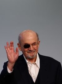 Salman Rushdie se stal v srpnu 2022 v New Yorku obětí útoku nožem