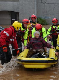 Záchranné složky pomáhají při evakuaci lidí z jejich domovů v Brechinu při záplavách během bouře Babet ve Skotsku