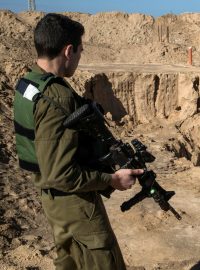 Voják izraelské armády u hranic s Pásmem Gazy