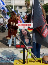 Snímek Shani Loukové na demonstraci v Tel Avivu.