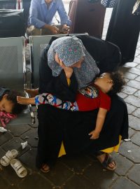 Palestinci čekající na povolení opustit Gazu na hraničním přechodu Rafáh s Egyptem