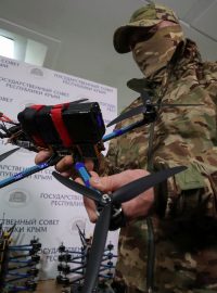 Ruský voják drží bojový dron vyrobený dobrovolníky