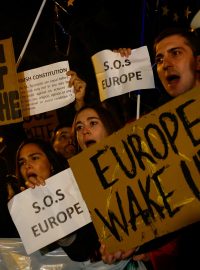 Lidé protestují před sídlem Evropského parlamentu poté, co španělští socialisté uzavřeli dohodu s katalánskou separatistickou stranou Junts o vládní podpoře, která zahrnuje amnestie