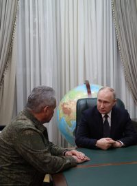 Ruský prezident Vladimir Putin v doprovodu ministra obrany Sergeje Šojgua (vlevo) a náčelníka generálního štábu Valerije Gerasimova (vpravo) navštívil v noci na dnešek v Rostovu na Donu štáb Jižního vojenského okruhu