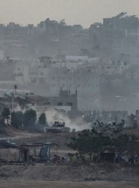 Manévry izraelských tanků v Gaze z jihu Izraele