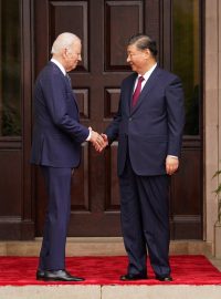 Americký prezident Joe Biden a jeho čínský protějšek Si Ťin-pching zahájili svou schůzku v historickém sídle Filoli, asi 40 kilometrů jižně od San Franciska