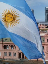 Argentinská vlajka vlaje před prezidentským palácem Casa Rosada v Buenos Aires