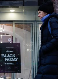 Slevy označované jako Černý pátek nabízejí lidem obchody v Moskvě