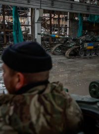 Ukrajinští mechanici opravují tanky v Charkovské oblasti