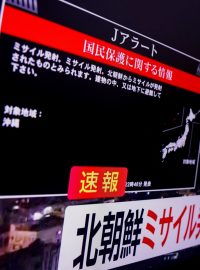 Japonská vláda vydala nouzové varování pro obyvatele jižní prefektury Okinawa, že ze Severní Koreje byla odpálena raketa a že by se obyvatelé prefektury měli ukrýt uvnitř