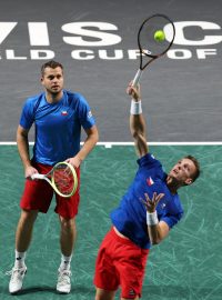 Tenisté Adam Pavlásek a Jiří Lehečka při zápase čtvrtfinále Davis Cupu