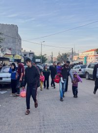 Palestinci jdou po ulici ve městě Chán Júnisu na jihu pásma Gazy