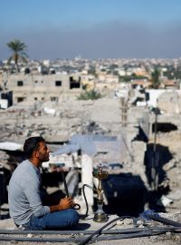 Palestinc kouřící vodní dýmku ve zničené Gaze