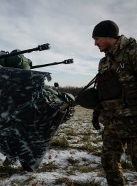 Ukrajinský voják z jednotky protivzdušné obrany nese na své pozici část ruského sebevražedného dronu