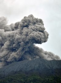 Na indonéské Sumatře vybuchla sopka Marapi