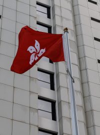 Čínská a hongkongská vlajka před nejvyšším soudem v Hongkongu