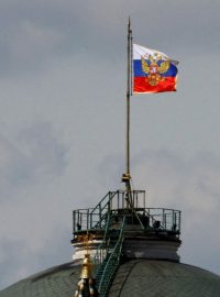 Ruská vlajka vlaje na kopuli kremelské budovy Senátu, zatímco na střeše jsou patrné stopy po nedávném incidentu s dronem v centru Moskvy